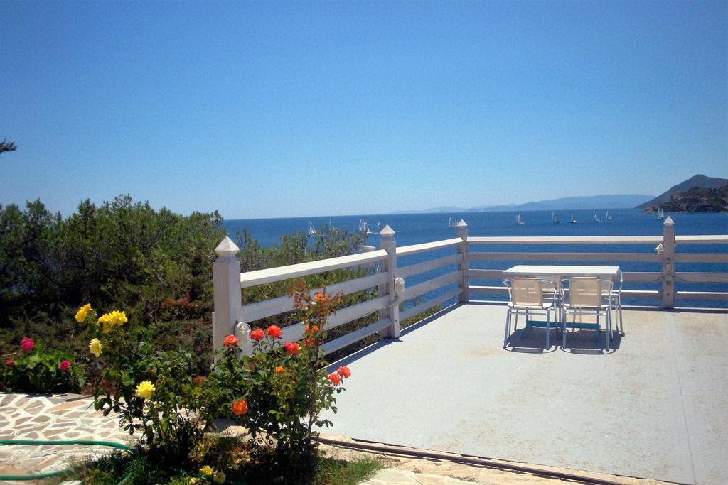 Kavos Bay Seafront Hotel Agia Marina  外观 照片