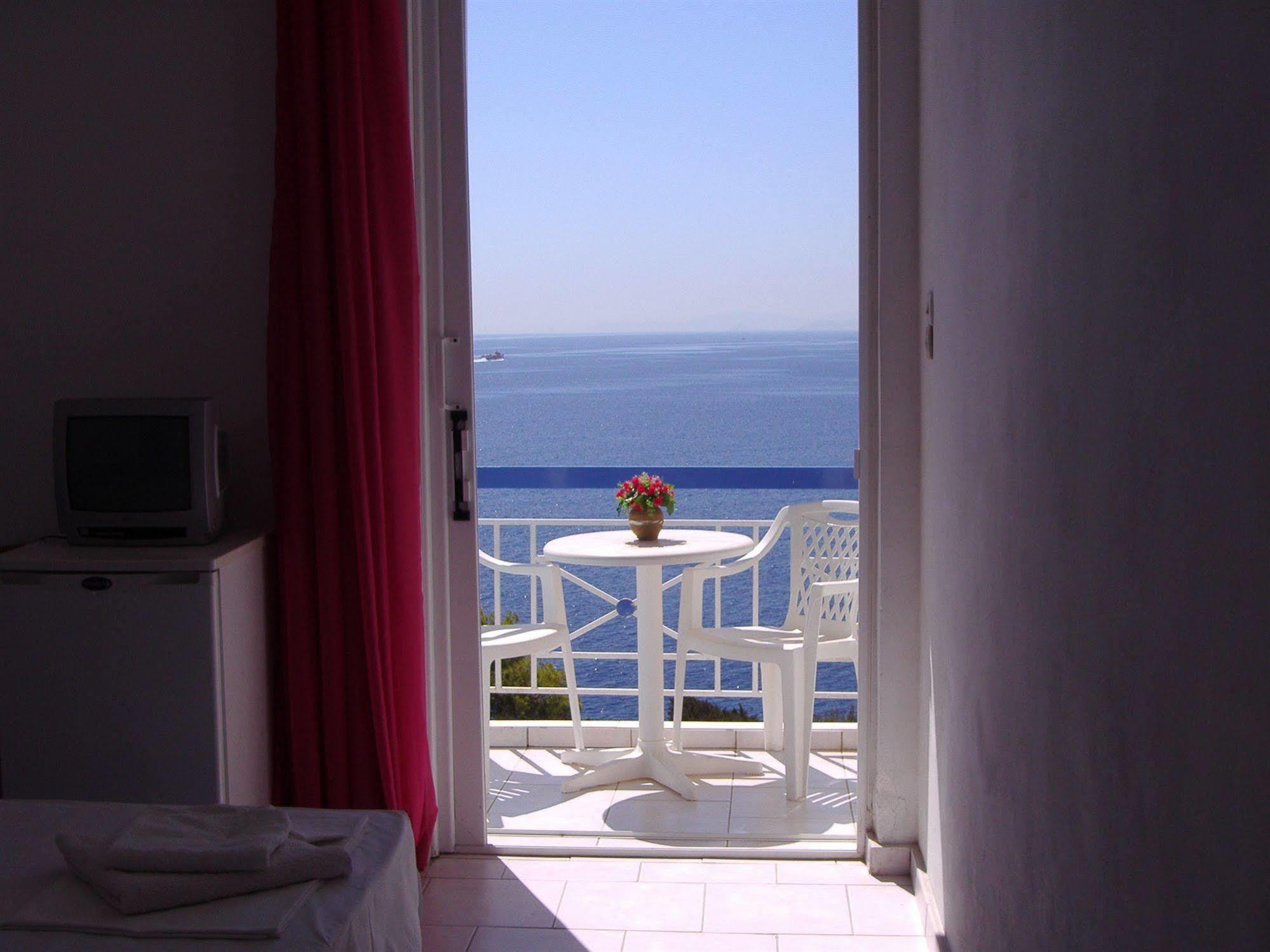 Kavos Bay Seafront Hotel Agia Marina  外观 照片